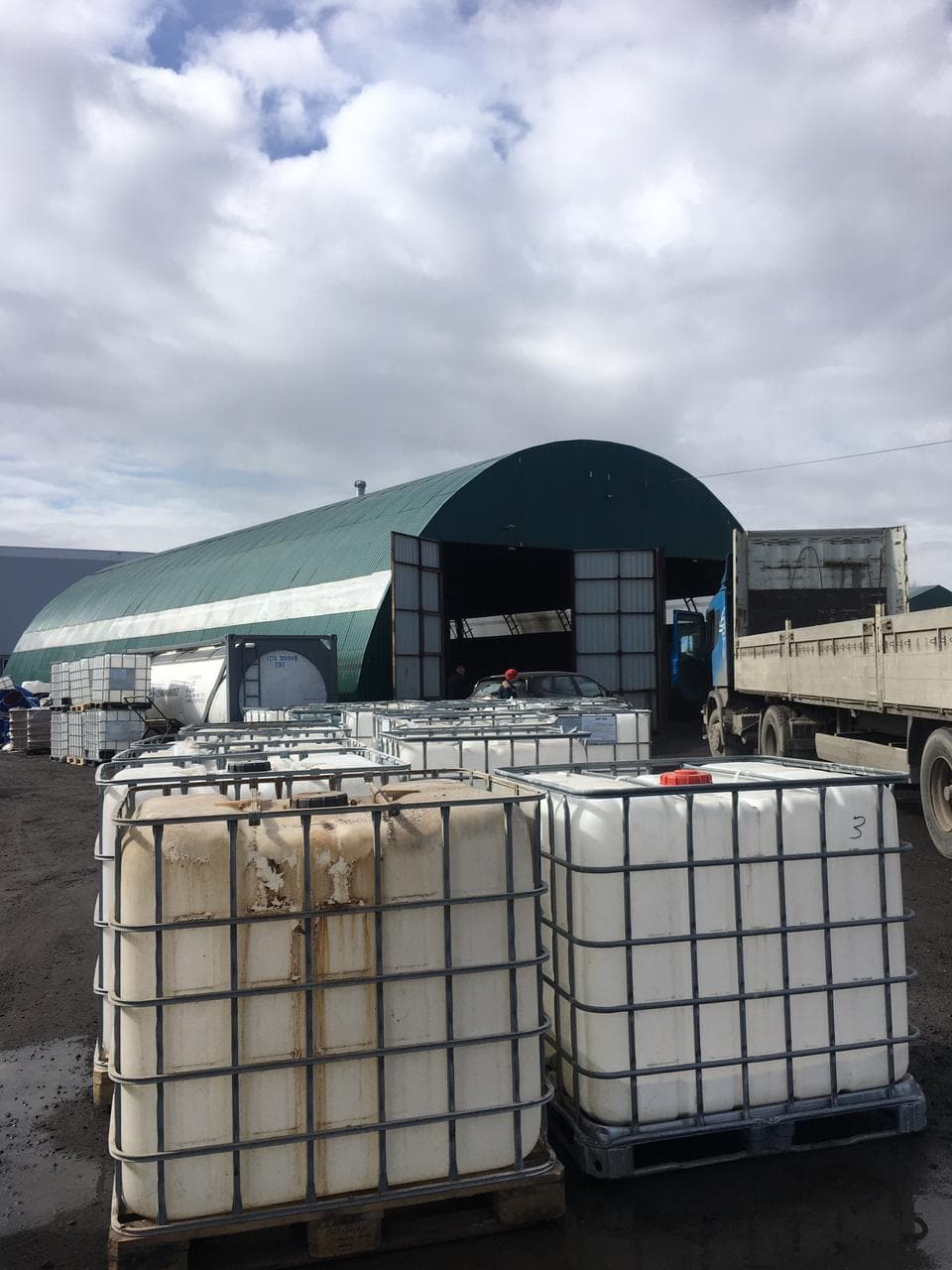 Емкость кубическая 1000 л в обрешетке с краном - 2